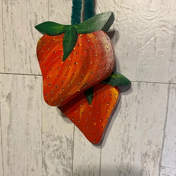 HAND CRAFTED Painted Set of double hanging wood strawberries NWOT Sealed - Picture 4 of 13